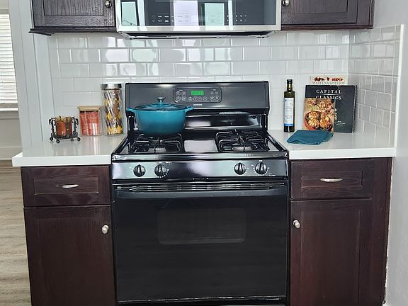 kitchen /stove microwave