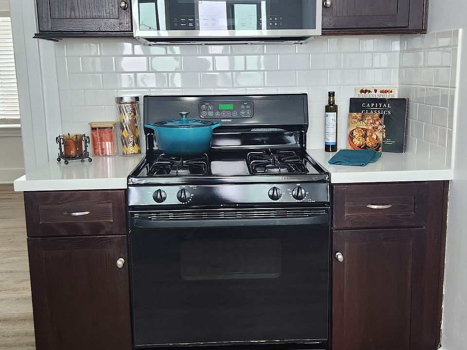 kitchen /stove microwave