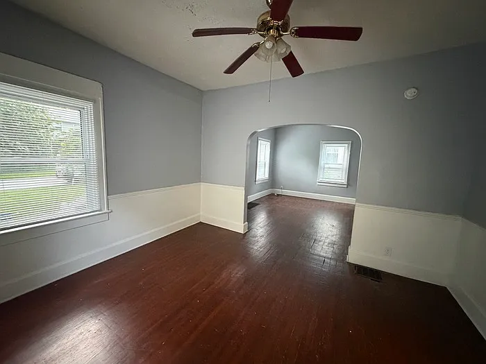 427 N Riley Ave — Photo 2