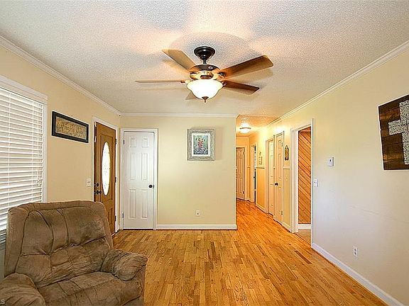 4th image of 210 Hayes Ave