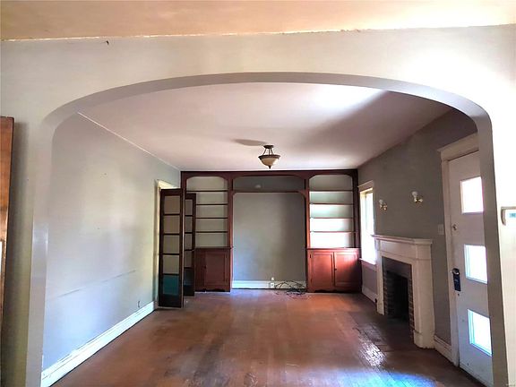 2nd image of 907 Country Club Dr