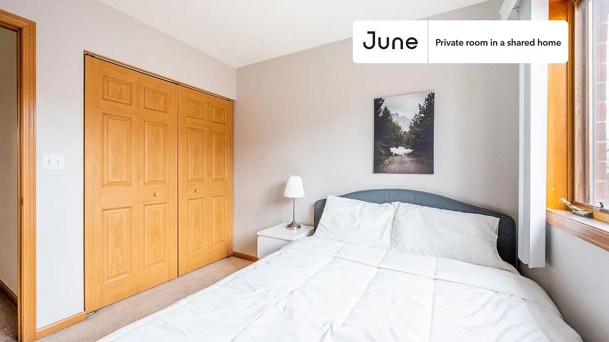 Queen bedroom in 4 bed/2.5 bath home in Chinatown #1632 B — Photo 3