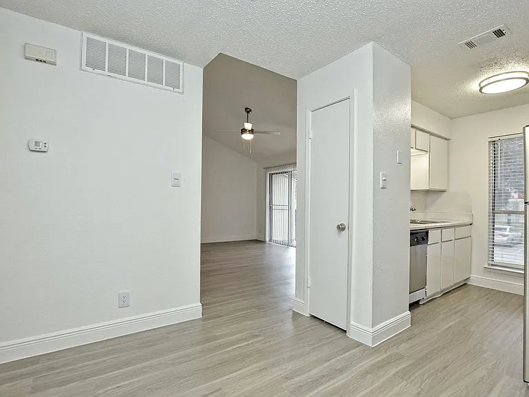 St. Edwards Place Apartments — Photo 31