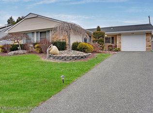 25 Inglewood Ln, Matawan, NJ 07747
