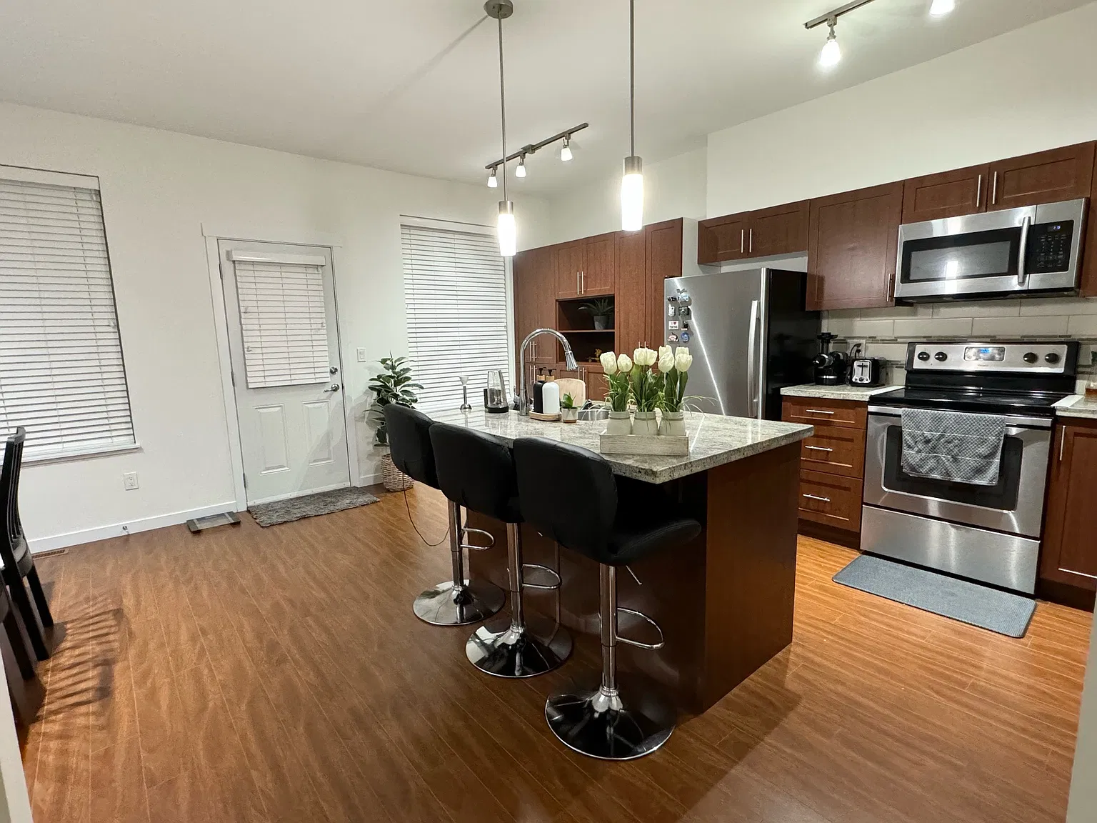 4 bed, 2.5 bath, 1970 sqft, $3,200 — Photo 2
