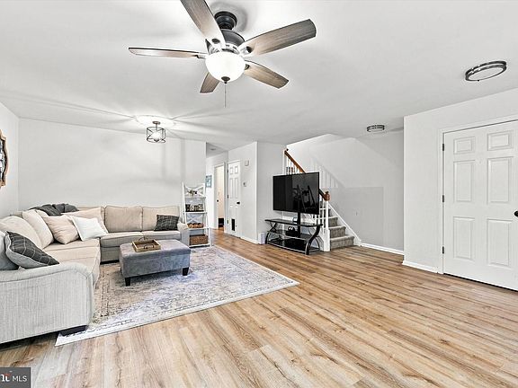 3rd image of 330 Westbriar Dr