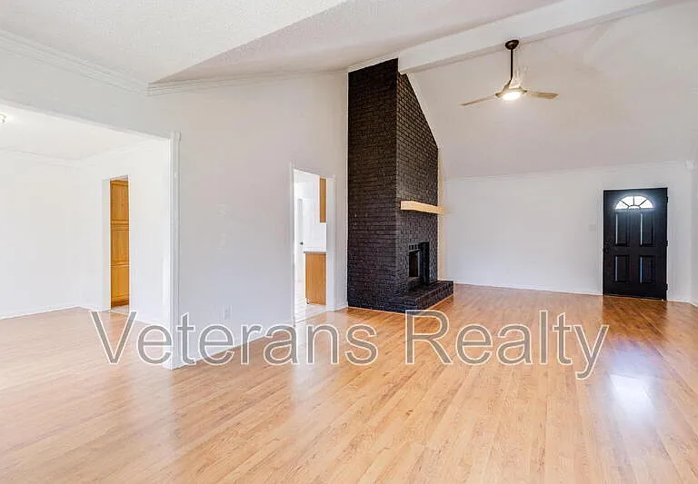 1210 Spring Dr — Photo 6