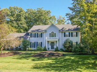 93 Foxhall Dr, Chagrin Falls, OH 44022