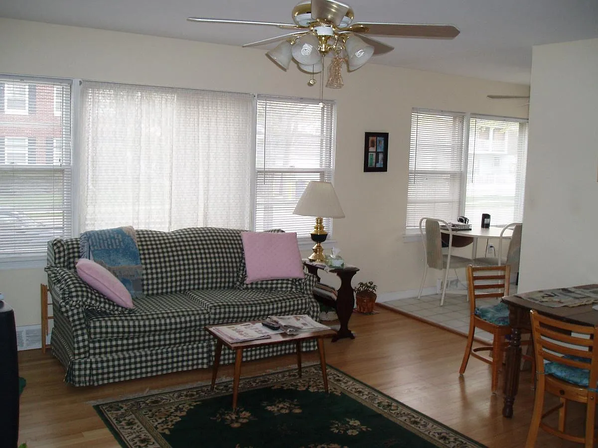 226 E Henry Clay Street — Photo 2