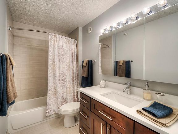 4th image of 545 N Dearborn St #1001