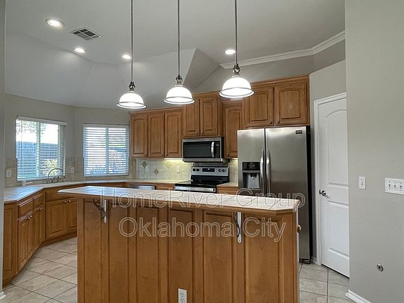 3rd image of 905 SW 126th St