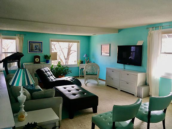 Spacious living room