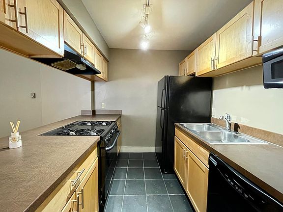 3rd image of 600 E 8th St APT 3A
