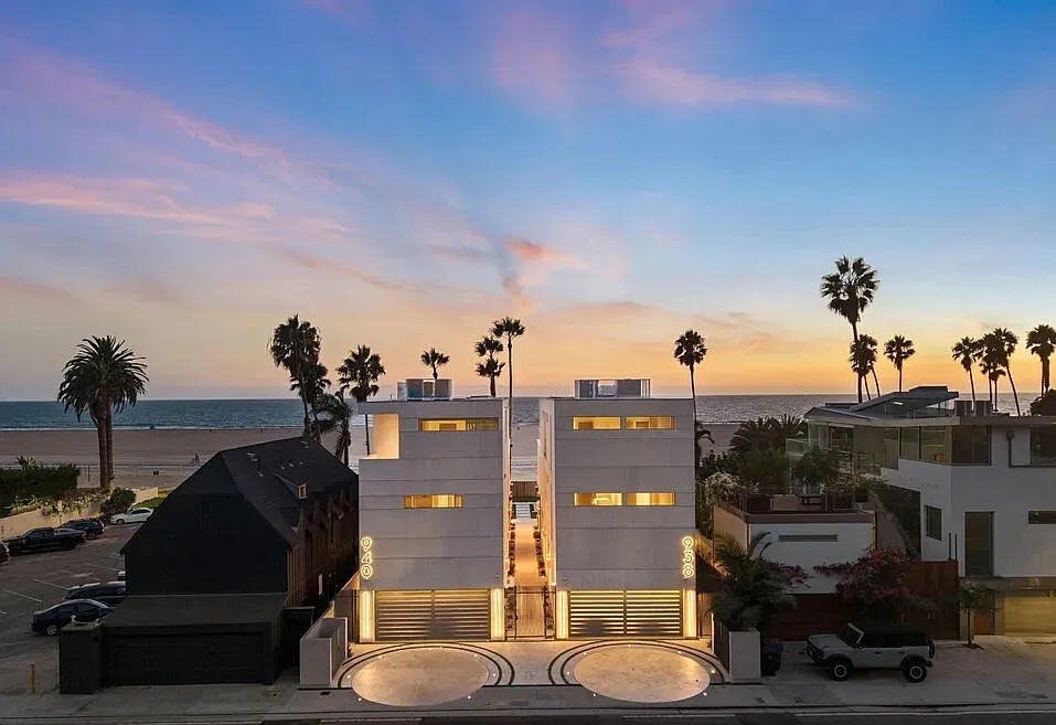 Building Photo - 940 Palisades Beach Rd