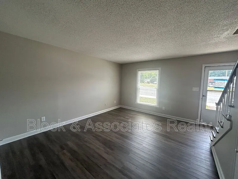 2 bed, 1.5 bath, 900 sqft, $1,095 — Photo 3