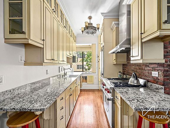 2nd image of 301 E 52nd St APT 4B
