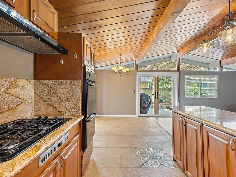 650 Mardina Way — Photo 22