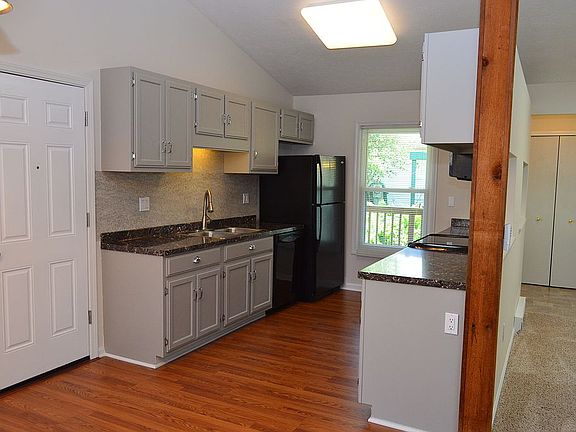 3rd image of 1067 Brookfield Dr