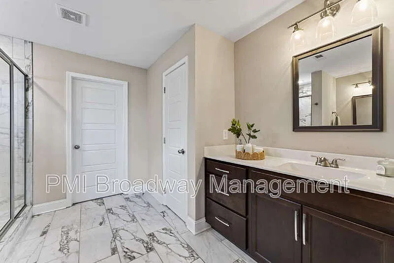 4 bed, 2.5 bath, 2322 sqft, $2,200 — Photo 4
