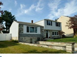 802 Burgess St, Philadelphia, PA 19116