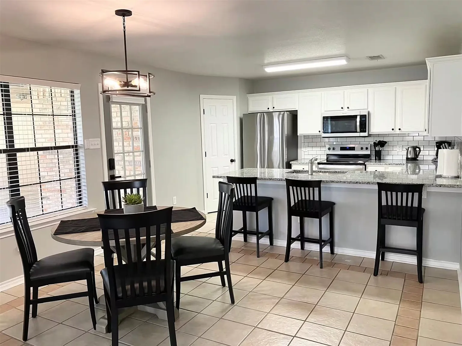 2 bed, 2.0 bath, 1241 sqft, $2,200 — Photo 3