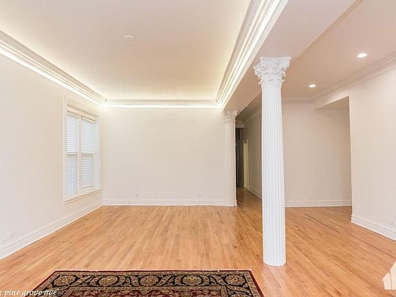 3rd image of 3152 N Pine Grove Ave #722