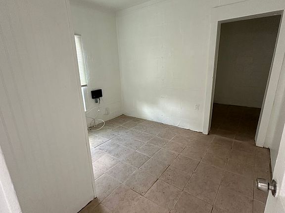5th image of 823 Avenue R NE #2