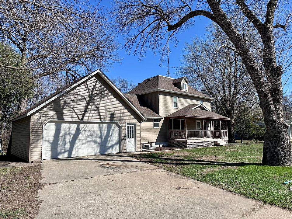 1st image of 627 W 1st St