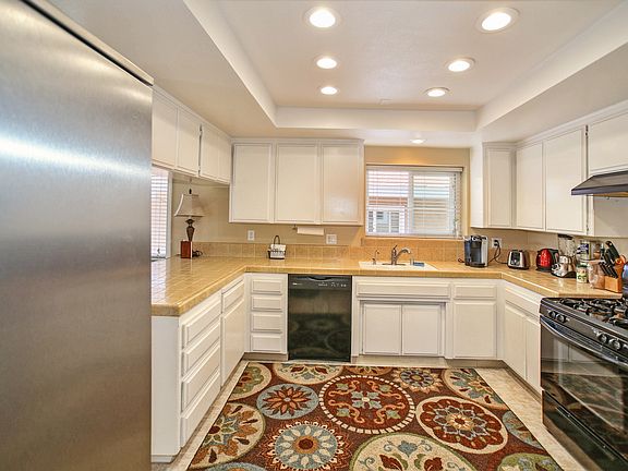 Upper unit- Bright Kitchen