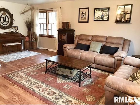 3rd image of 1915 W White Oak Dr
