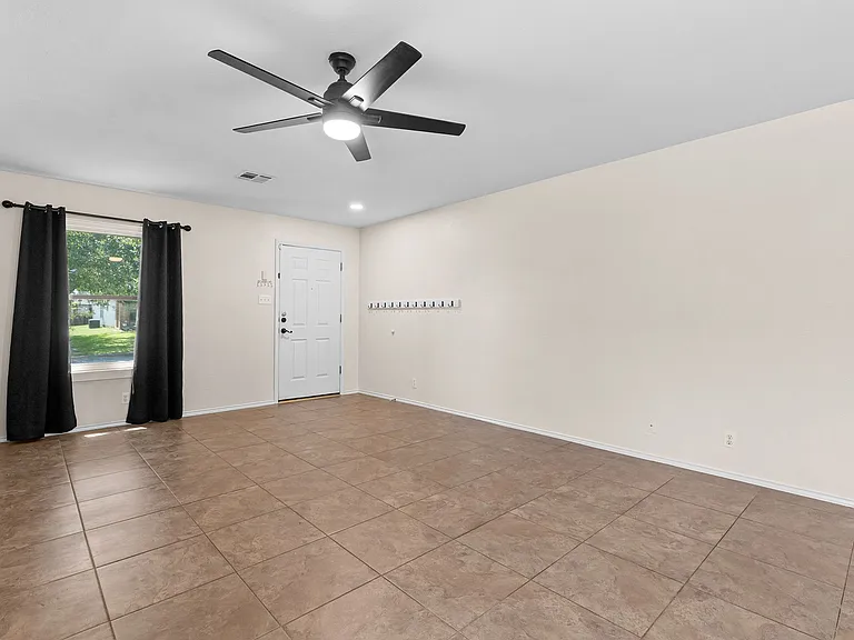 309 Paige Bnd — Photo 5