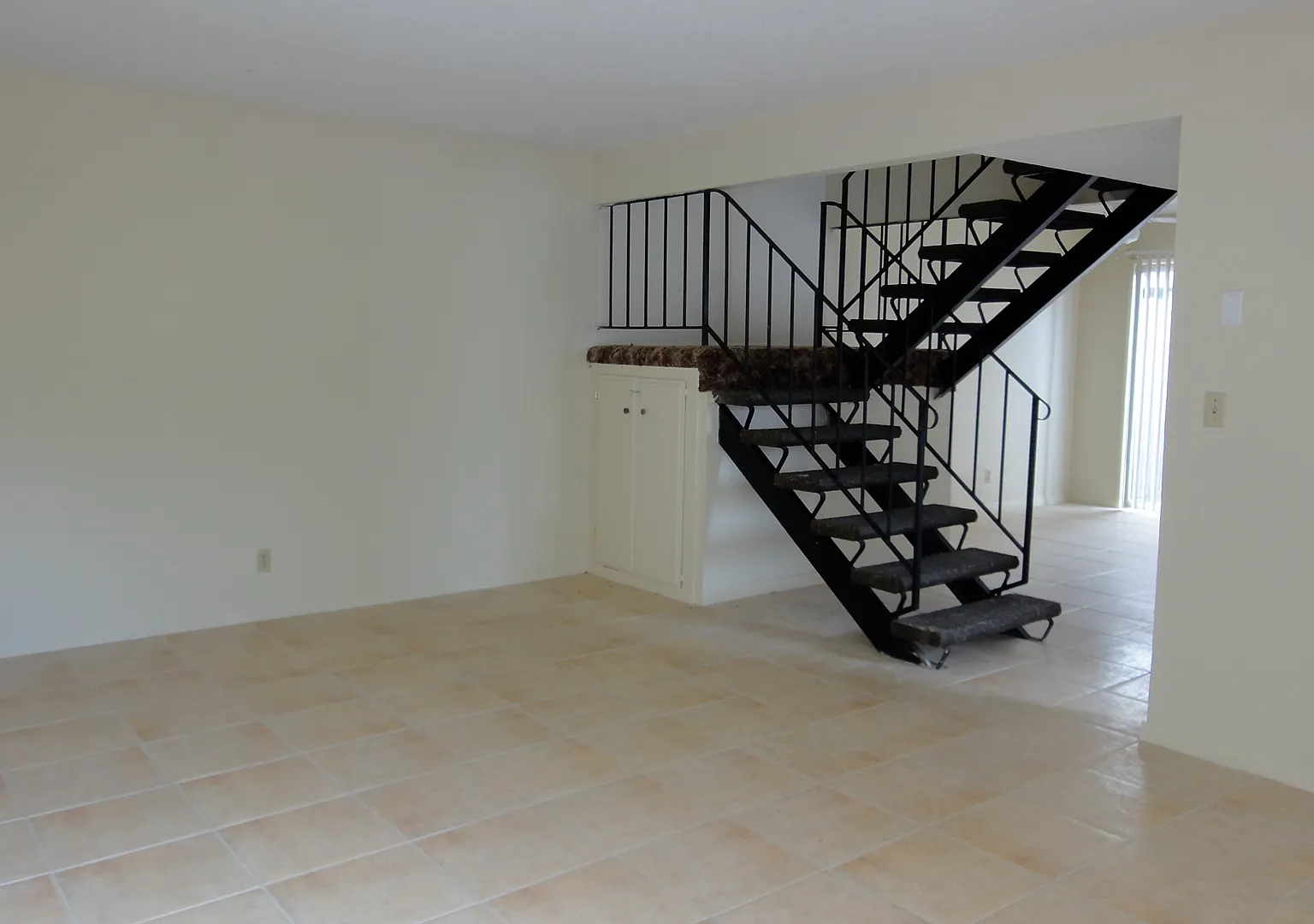 3 bed, 1.5 bath, 1250 sqft, $2,700 — Photo 2