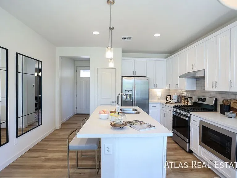 6564 N 15th Dr — Photo 11