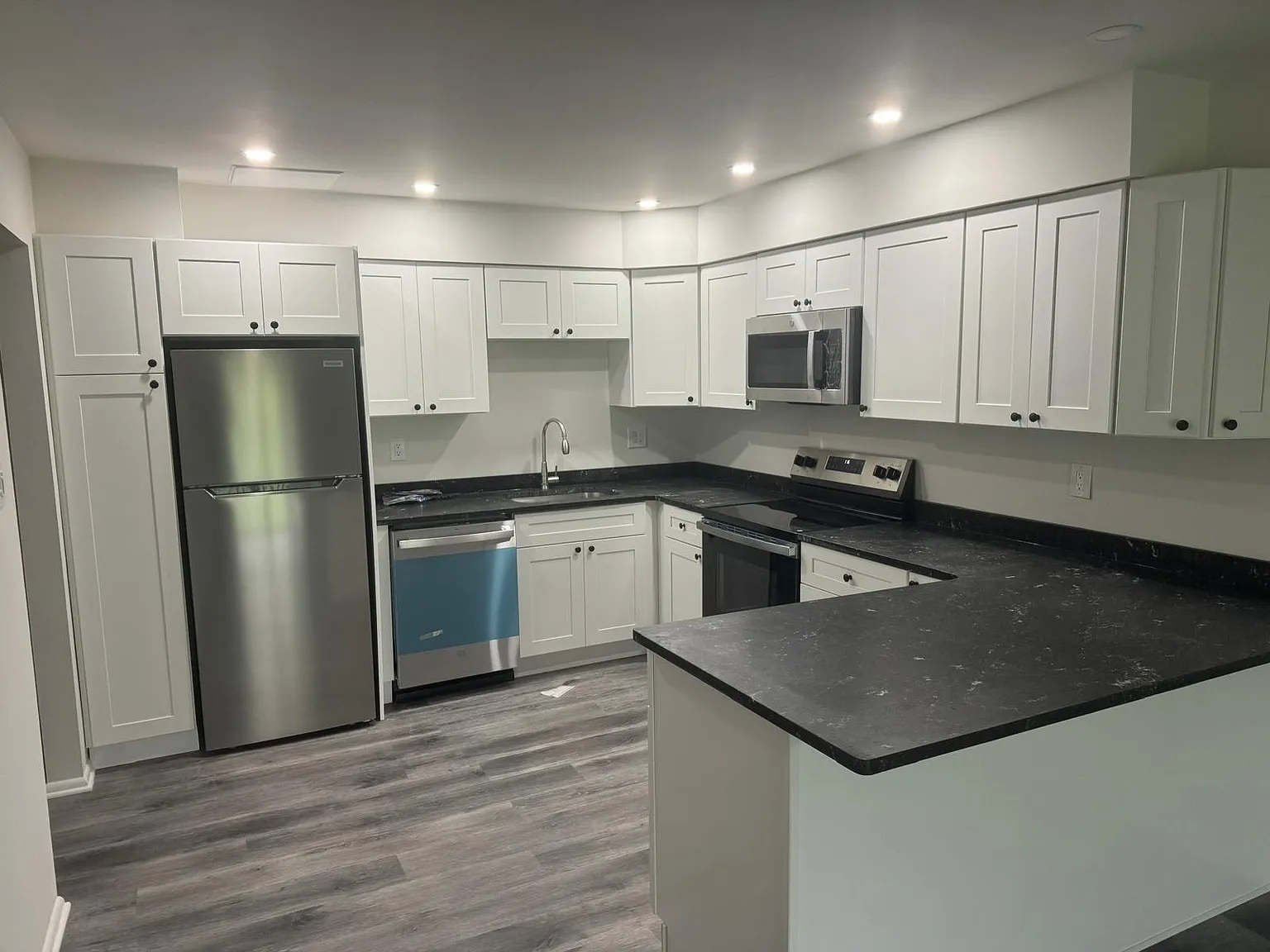 3 bed, 2.5 bath, 1820 sqft, $2,600 — Photo 2