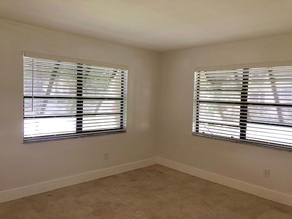 Oversized master bedroom with list of light!!!