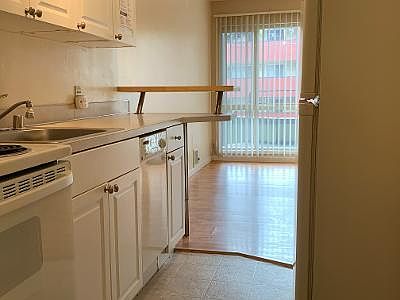 3rd image of 224 Bellevue Ave E