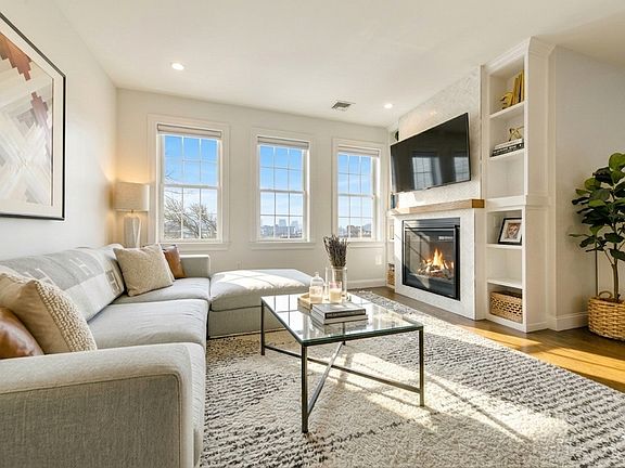 3rd image of 27 Suffolk St #2
