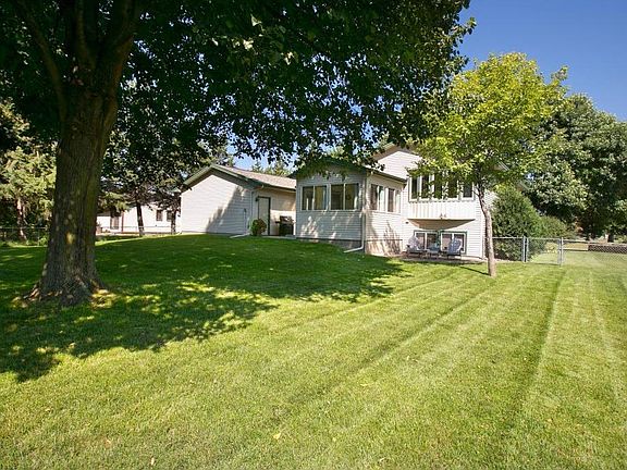 5th image of 801 Meadowwood Dr N