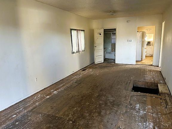 5th image of 1612 Evergreen St