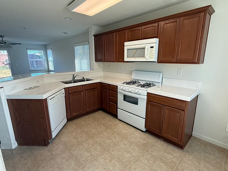 1572 Minories Dr — Photo 5