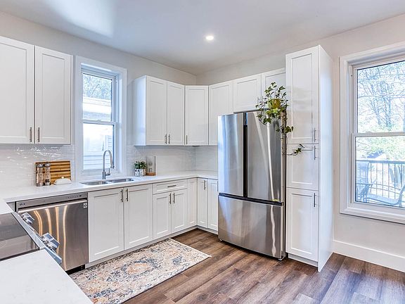4th image of 303 Anne St N