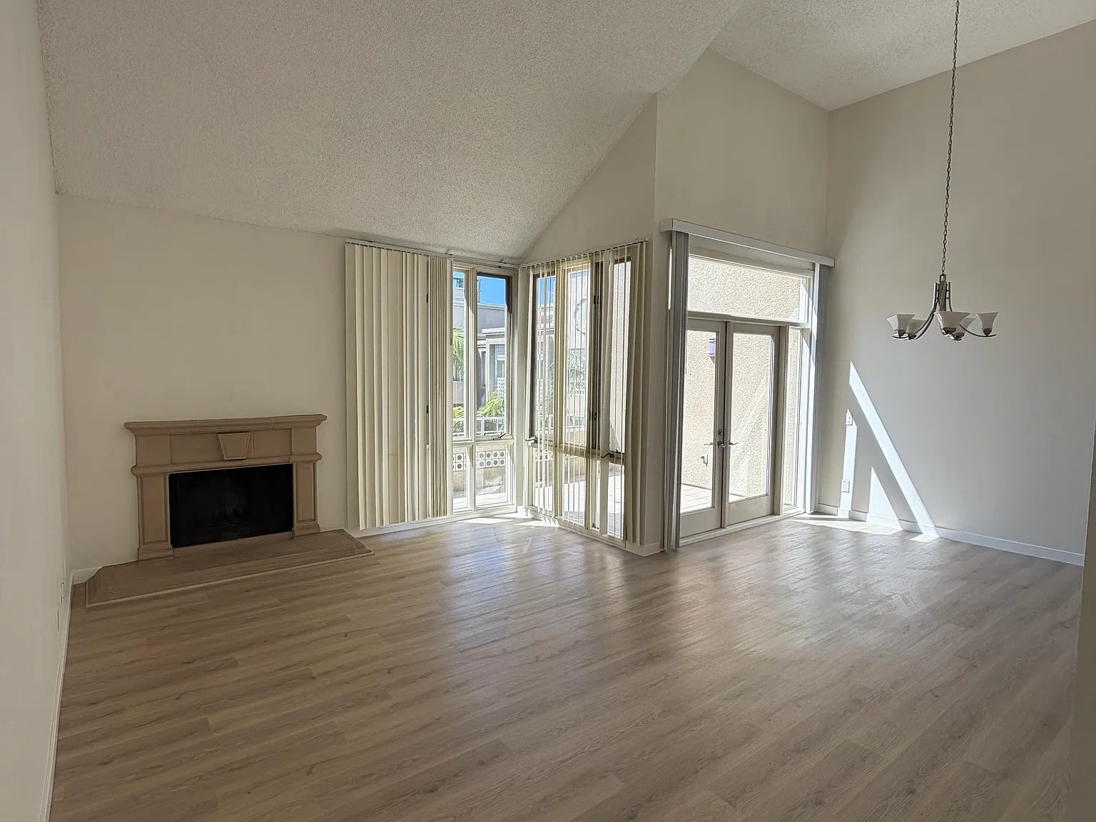 2 bed, 1049 sqft, $3,500 — Photo 3