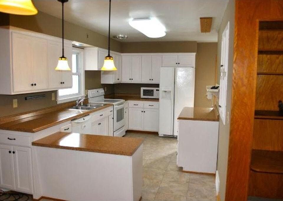 1st image of 832 37th Ave N
