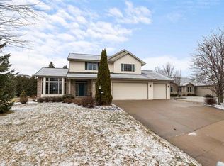 123 Ombre Rose Dr, Combined Locks, WI 54113