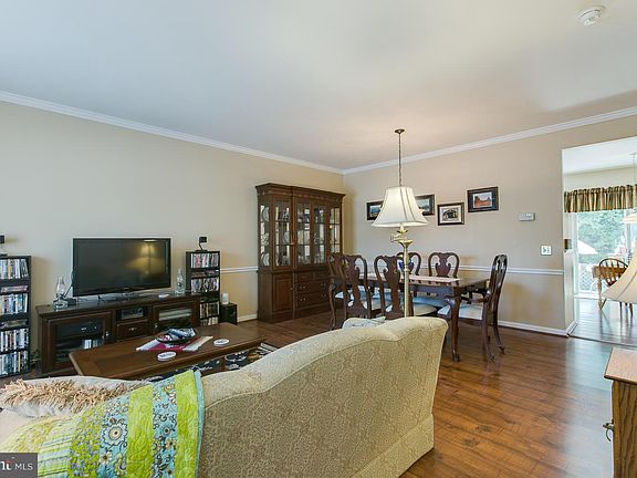 3rd image of 4917 Benecia Ln