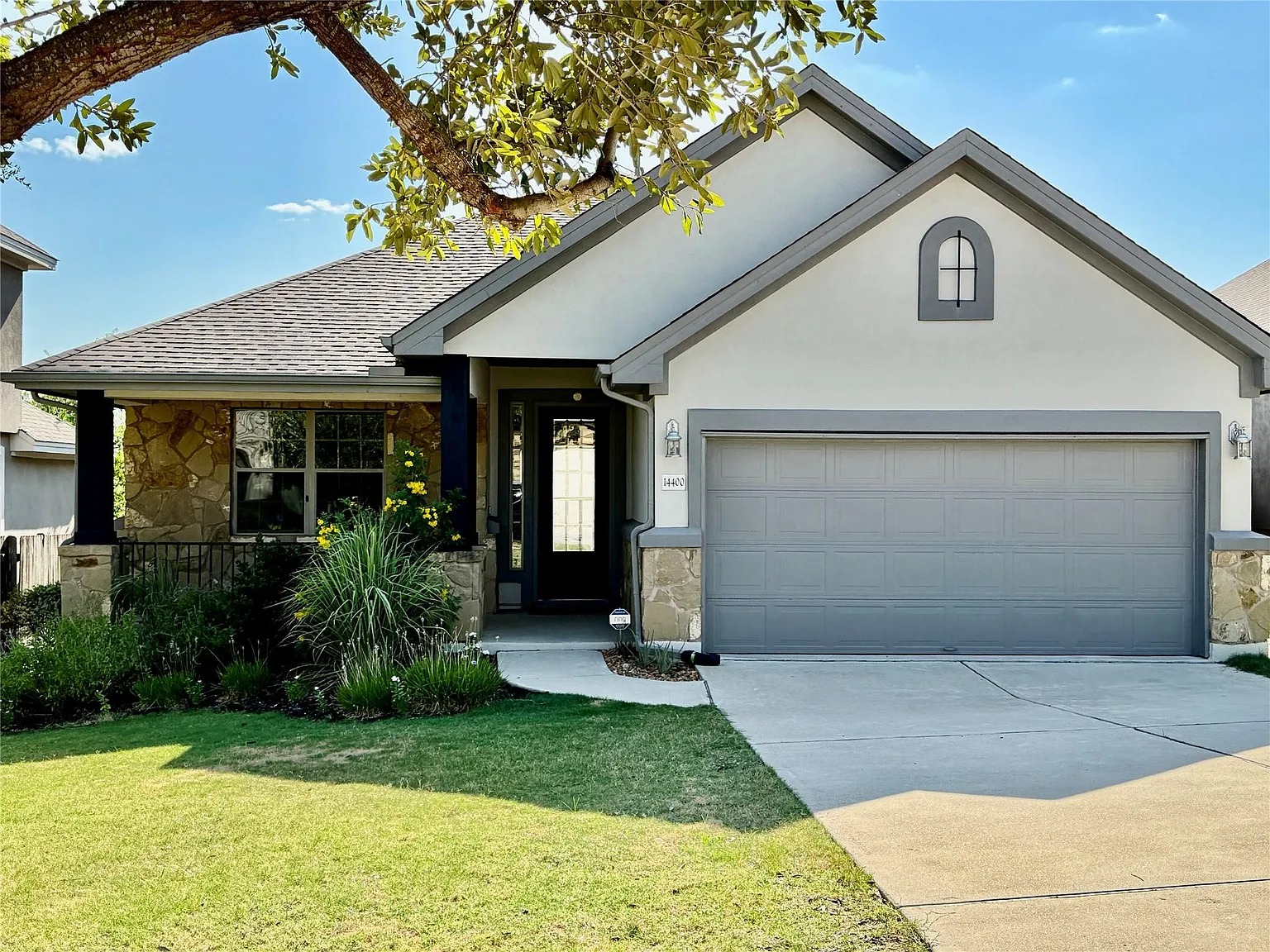 3 bed, 2.0 bath, 2024 sqft, $3,200 — Photo 1