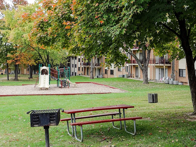 Laurel Park & Laurelton Court — Photo 10
