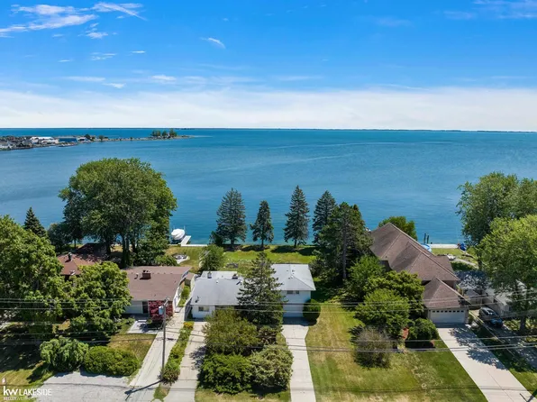 39420 Lakeshore Dr, Harrison Township, MI 48045