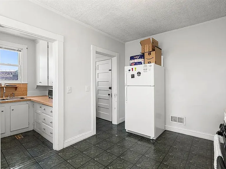 228-230 Euclid Ave #3 — Photo 2