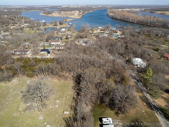 2nd image of Lakeside Dr N